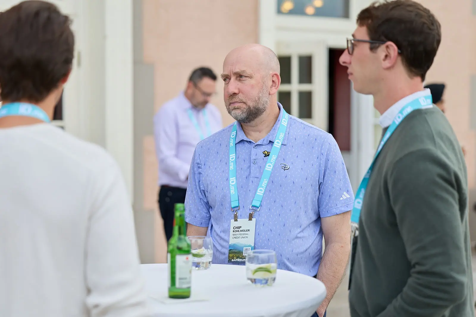 Two attendees talking over drinks